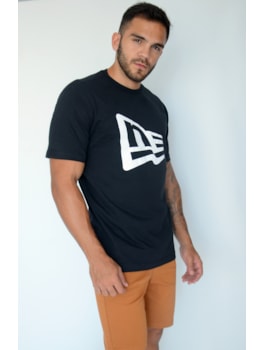 CAMISETA MAS BASICO ESSENTIALS FLAG NEW ERA